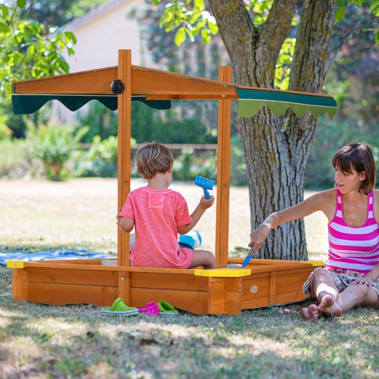 AXI Lily Holzsandkasten mit verstellbarem Dach in Braun/Grün – Mit Sitzbänken, Bodenplane und Schutzhülle – FSC-zertifiziertes Holz – 118 x 118 cm
