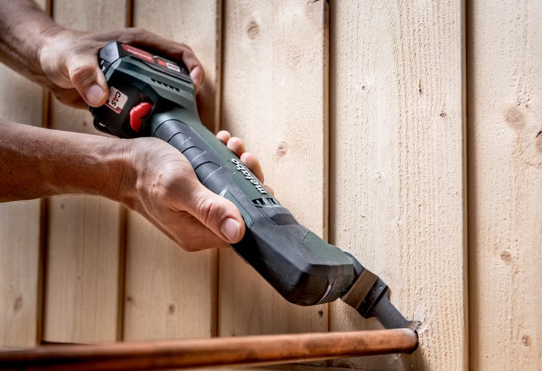 Metabo Accu-Multitool Body - 12 V - OMT-System - Mit LED-Beleuchtung und schlankem Griff - Zum Sägen, Schleifen und Schaben - Metall - Grün/Schwarz
