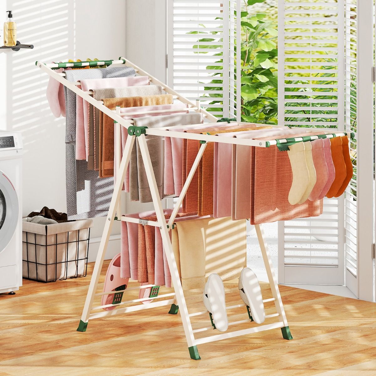 Coast Klappbarer Wäscheständer – verstellbare Arme – Sockenklammern und Schuhablagen – weiß/beige 163 cm