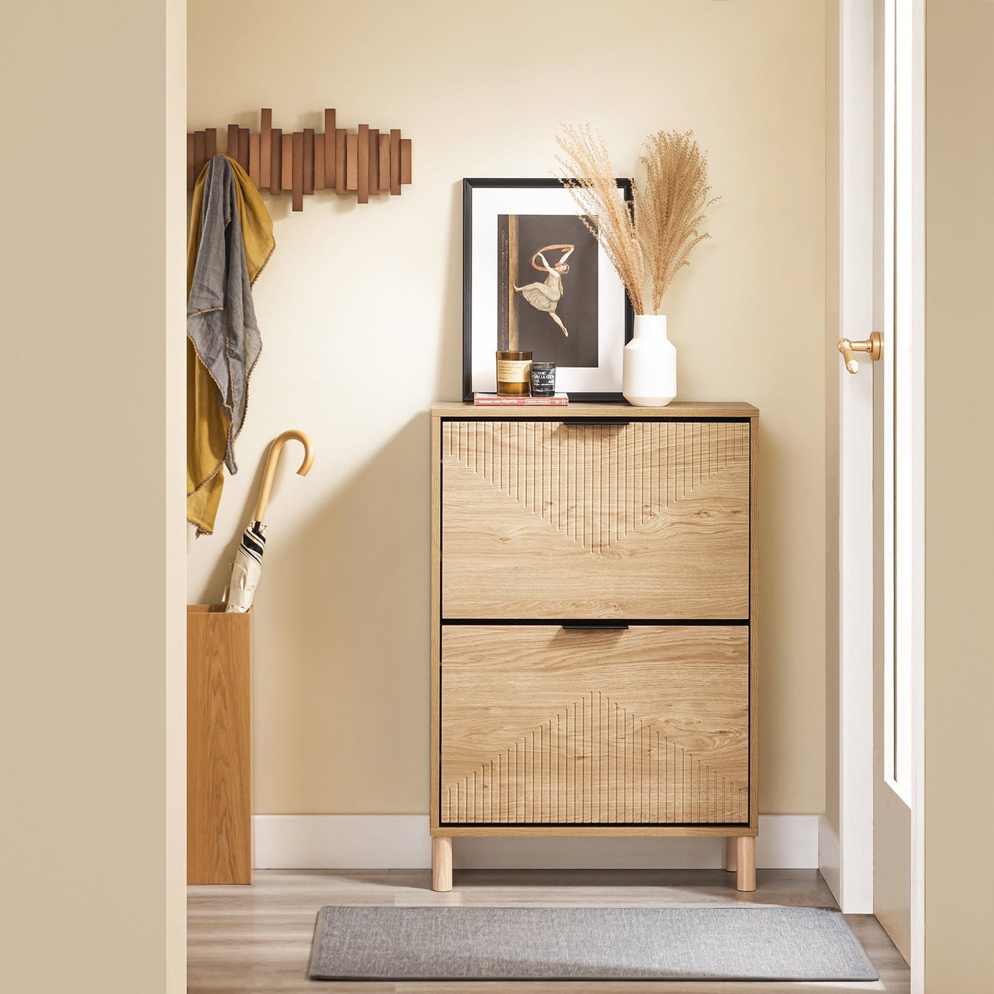 SoBuy FSR200-N Schuhschrank 60x24x88 cm - Helles Holz - Kompaktes Design mit 2 Klappen, Kippsicherung und Platz für 8 Paar Schuhe