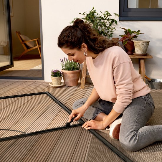tesa INSECT STOP Aluminium-Fliegengitter für Türrahmen XL – Fliegengitter mit Aluminiumrahmen, klare Sicht, weiß – 120 x 240 cm