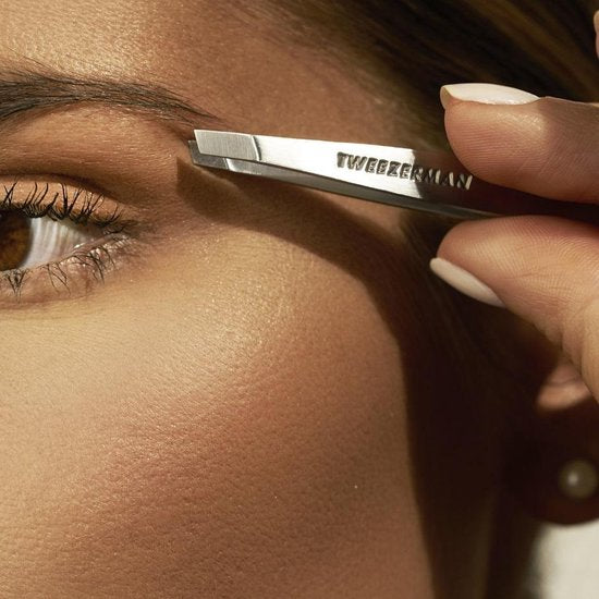 Tweezerman Mini Slant Tweezer Classic – Augenbrauenpinzette – Kompakte Präzisionspinzette mit schräger Spitze – Zum Zupfen und Entfernen von Härchen – Edelstahl – Geeignet für feine und krause Haare – Edelstahl – Augenbrauenpinzette