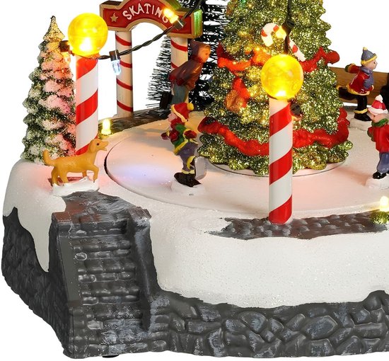 Luville Weihnachtsdorf: Weihnachtsbaum-Szene mit Eislaufbahn – Weihnachtsdekoration mit beweglichen Figuren und LED-Beleuchtung – batteriebetriebene Girlande – Weihnachtsgirlanden für den Innenbereich – 22 x 22 x 18,5 cm – Weiß
