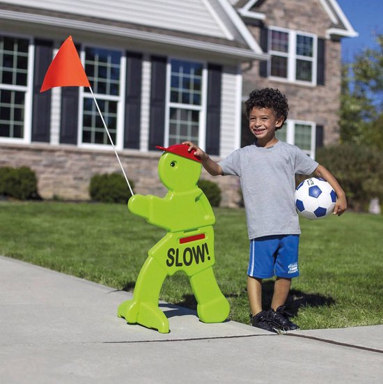 Victor Veilig mit roter Warnflagge – Verkehrspate / Verkehrspuppe in fluoreszierendem Grün – Achtung, spielende Kinder! Warnschild „Kid Alert“