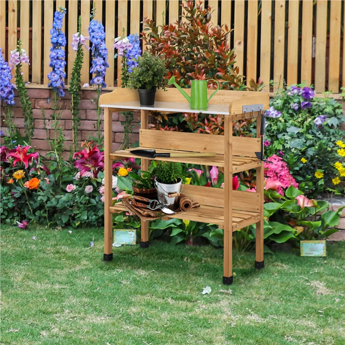 Gartentisch für den Außenbereich mit verzinkter Arbeitsplatte, 3 Regalböden und 3 Haken, in Holzoptik