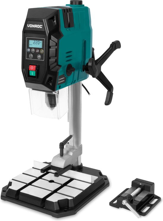 VONROC Säulenbohrmaschine 900W - Tischbohrmaschine - Digitales Bedienfeld mit LCD-Display - Kreuzlinienlaser und LED-Arbeitsleuchte - Inkl. Schnellspanner, Bohrzwinge und Parallelführung