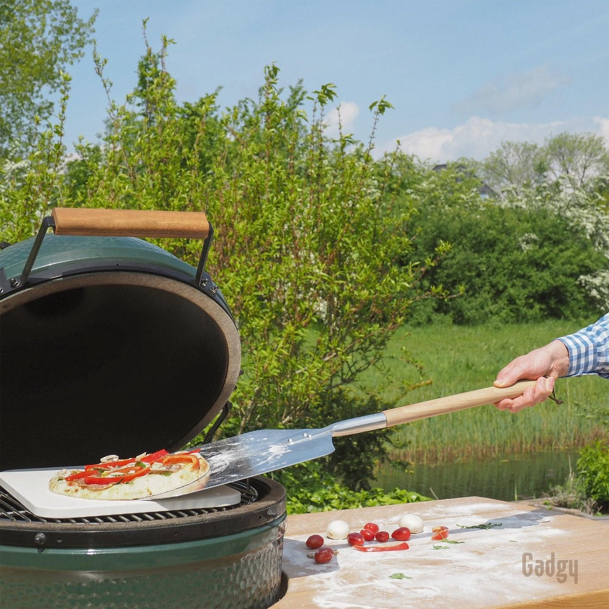 Gadgy Pizzaschaufel für Grill und Backofen - Pizzaspachtel - Geschenk zum Vatertag - Langer Holzgriff - VOfaßbar - Aluminium
