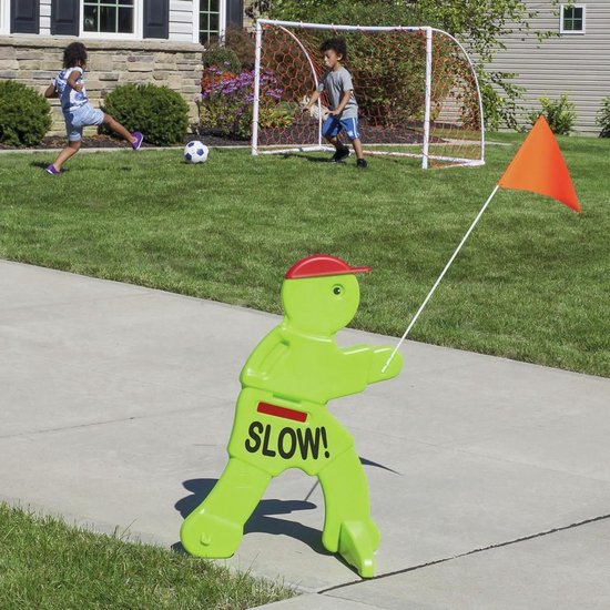 Victor Veilig mit roter Warnflagge – Verkehrspate / Verkehrspuppe in fluoreszierendem Grün – Achtung, spielende Kinder! Warnschild „Kid Alert“