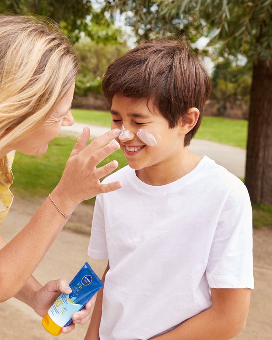 NIVEA SUN Kids Ultra Sonnencreme LSF 50 für Kinder – LSF 50+ – Sehr wasserfest – Sonnencreme für Gesicht und Körper – 150 ml