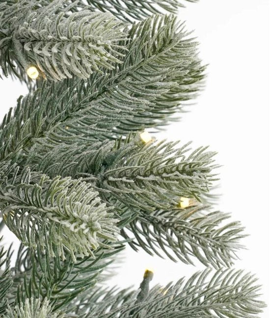 Black Box Trees Nagoya Kunstweihnachtsbaum mit Beleuchtung H120 x Ø60 cm – Weihnachtsbaum mit verschneiten Zweigen – Kunstbaum mit 212 PE-Tannenzweigen – Schlankes Modell Ø60 cm – Grün