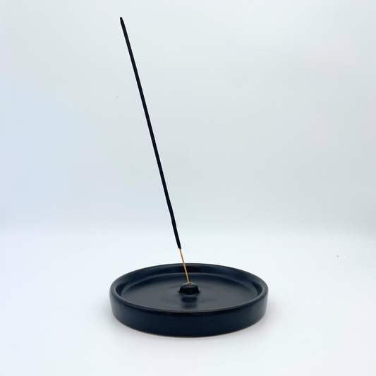 A Sunny Day Räucherstäbchenhalter aus Keramik – Schwarz – Rund – Ø 13 cm