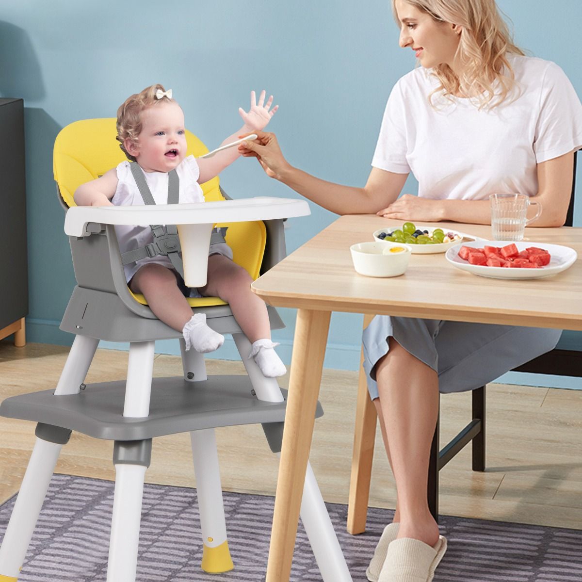 Coast Kinderstuhl 6-in-1 – Sitzerhöhung und Bauklotztisch – mit 5-Punkt-Gurt und Kissen – hellgrau