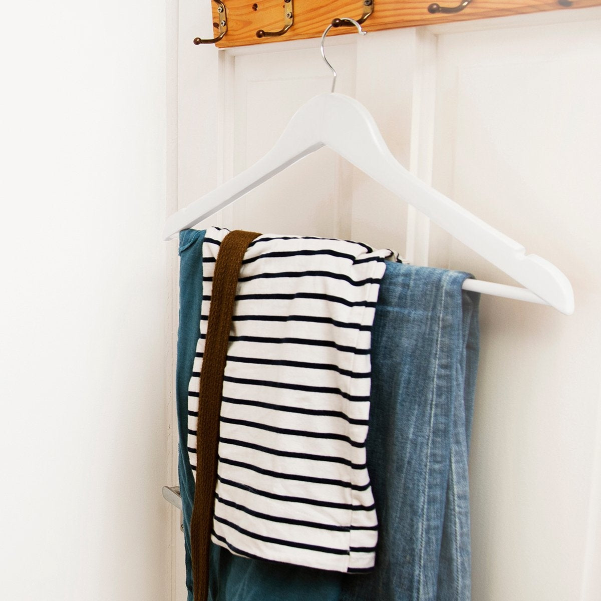 LifeGoods Kleiderbügel - Mit Hosenstange - Hartholz - Weiß - 50 Stück