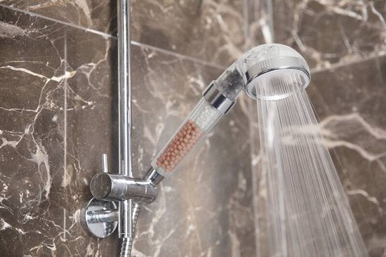 Aquadon Shower Hero – Wassersparender Duschkopf mit natürlichen Mineralperlen – drei Strahlstärken – für alle gängigen Duschschläuche – 3 Strahlarten – erhöht den Wasserdruck – spart Wasser