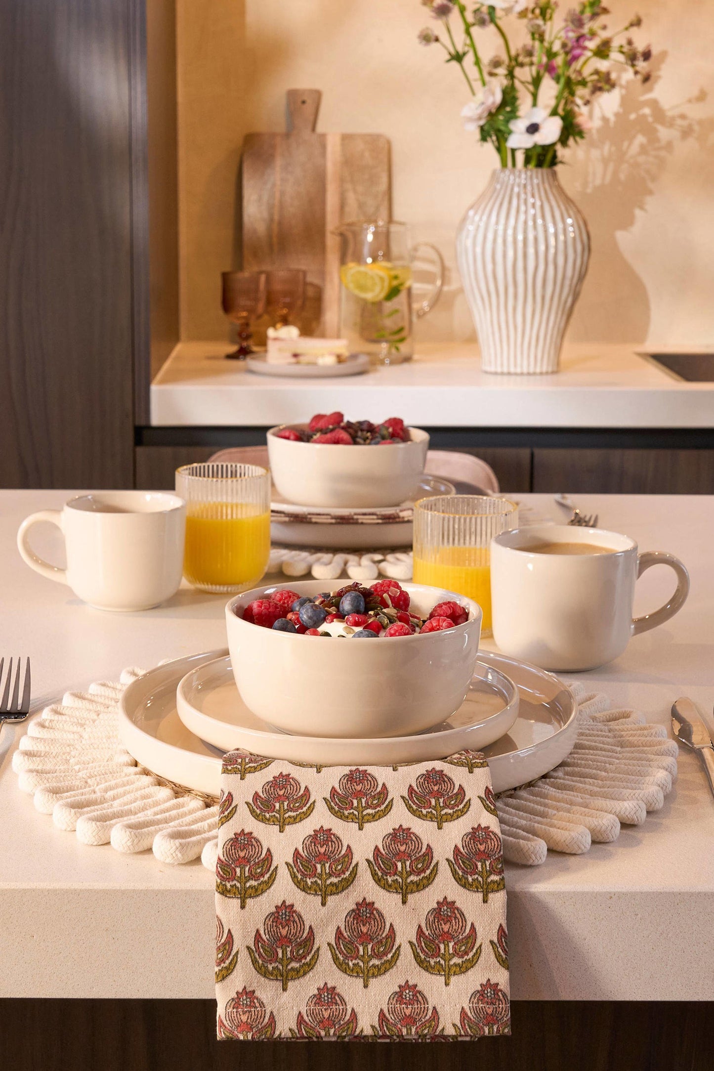 Mica Decorations Ozzu Geschirrset weiß - 16-teilig - zeitloses Steingeschirr für 4 Personen - mikrowellengeeignet