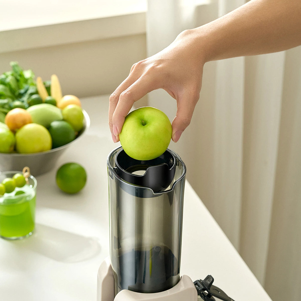 Bear Slowjuicer mit 80-mm-Einfüllöffnung – Entsaften ohne Schneiden