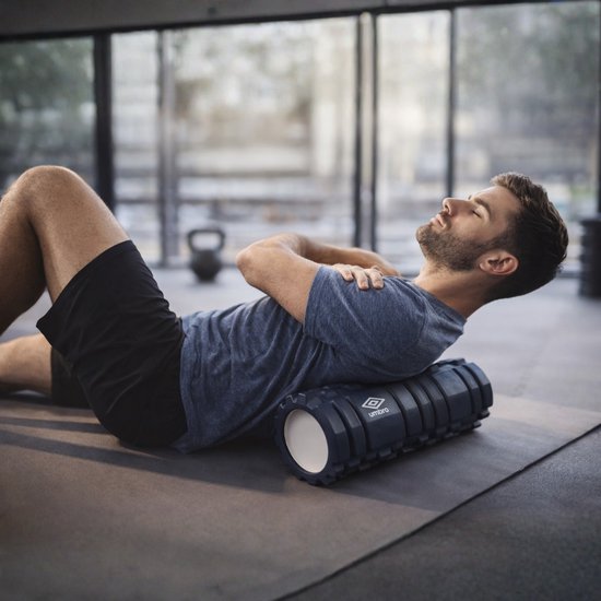 Umbro Foam Roller – Massageroller – Sport und Fitness – Linderung von Muskelverspannungen – Schwarz – 14 x 33 Zentimeter