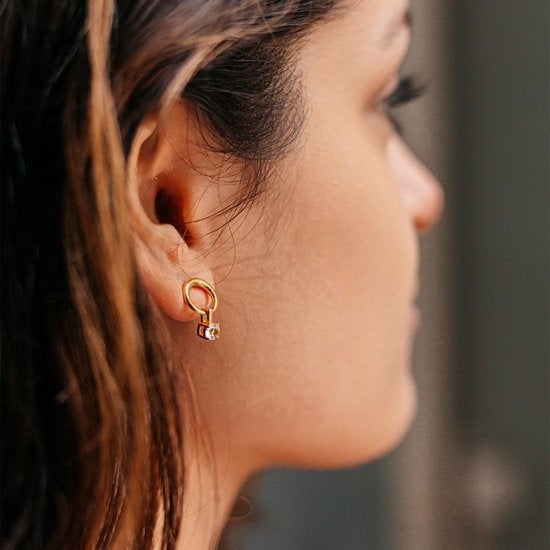 Yolora Damen Ohrringe mit Kalpa Camaka Kristallen - Farbe Gold - 18K Gelbgold vergoldet - Damen Ohrringe Gold - Ohrstecker - Schmuck - Luxus Geschenkbox - Geschenkbox - Exklusive Geschenkbox - Schöne Geschenkverpackung