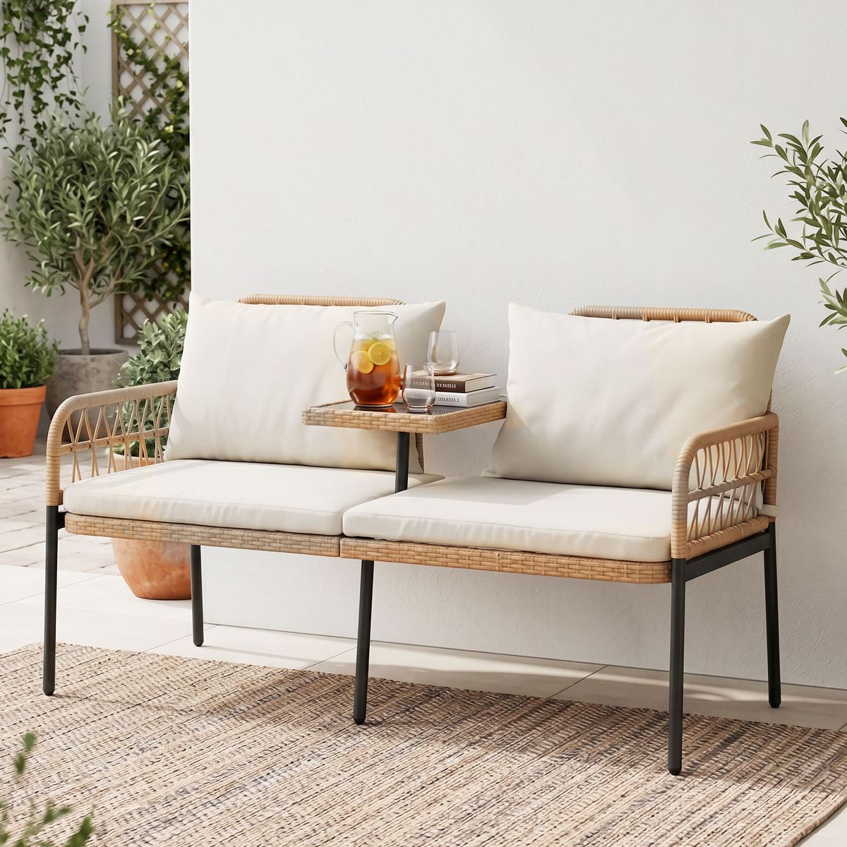 Coast Gartenbank mit Kissen – 2-Sitzer-Balkonbank – integrierter Glastisch – naturfarbenes Polyrattan – 137 x 64 x 84 cm