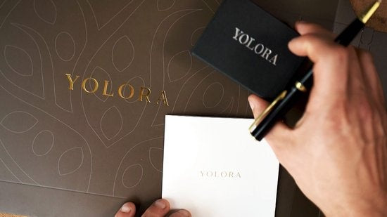 Yolora Damen Ohrringe mit Kalpa Camaka Kristallen - Silber - 18K Weißgold vergoldet - Damen Ohrstecker Silber - Ohrstecker - Schmuck - Luxuriöse Geschenkbox - Geschenkbox - Exklusive Geschenkbox - Schöne Geschenkverpackung
