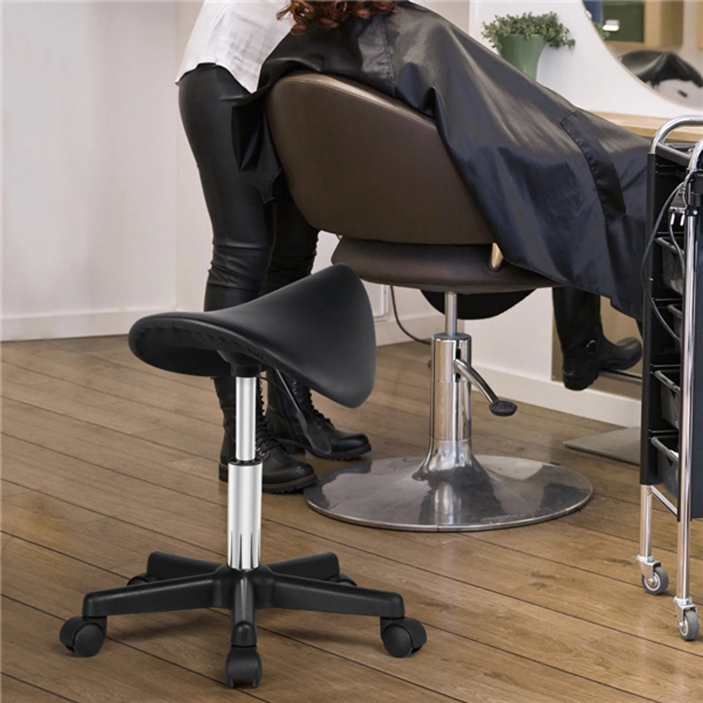 Yaheetech Saddle Stool Ergonomisch - Features höhenverstellbar Gas Lift und 360 ° schwenkbar Nylon Räder und bequemen Sitz - für Salon Büro und Küche - Schwarz Kunstleder - 50 x 50 x 45,5-60 cm