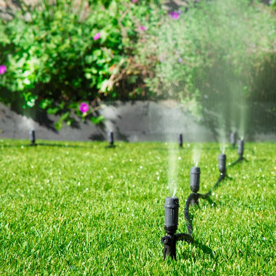VONROC Bewässerungssystem - 3 Bewässerungsmodi: Sprühen, Tropfen und Nebeln - modulares System inkl. 15m Schlauch, 10x Sprinklerkopf, 10x Schlauchhalter & Universal-Schnellanschluss