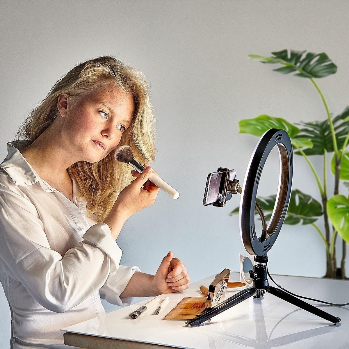 LifeGoods Ringlampe - LED - mit Stativ und Fernbedienung - Smartphone-Halterung - Schwarz