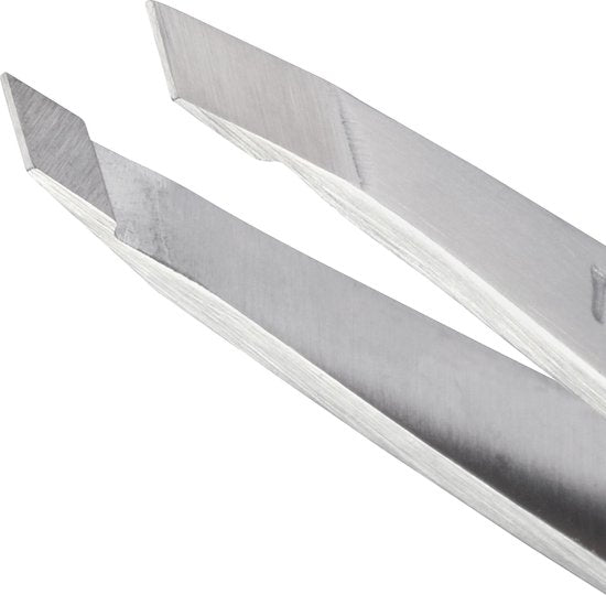 Tweezerman Mini Slant Tweezer Classic – Augenbrauenpinzette – Kompakte Präzisionspinzette mit schräger Spitze – Zum Zupfen und Entfernen von Härchen – Edelstahl – Geeignet für feine und krause Haare – Edelstahl – Augenbrauenpinzette