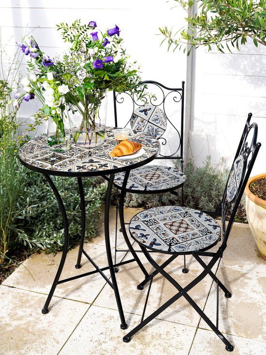 AXI Amélie Bistro-Stühle – Zusammenklappbar – Hellblau – Zusammenklappbare Gartenstühle aus Metall – Hohe Rückenlehne – 2er-Set – Mosaik-Optik – Mit Keramikfliesen eingelegt – 150 kg Tragkraft – Garten, Terrasse oder Balkon