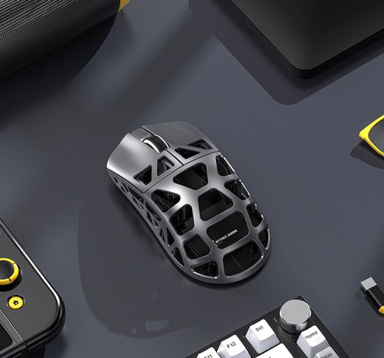 ATTACK SHARK R3 – Kabellose Gaming-Maus – PAW3395 – Ultraleicht (46 g) – Kabelgebunden/2,4 GHz/BT 5.1 – 26.000 DPI – Magnesiumlegierung