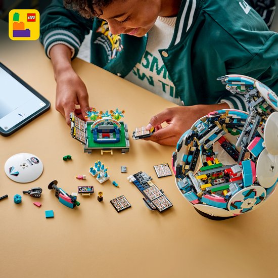 LEGO Editions Fußball – 3D-Display-Bausatz mit Mini-Stadion – Geburtstagsgeschenk für Jungen, Mädchen und Fußballfans ab 10 Jahren – 43019