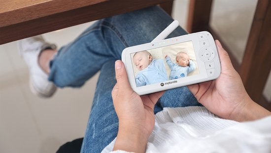 Motorola Nursery VM35-2 - Babyphone mit geteiltem 5-Zoll-Bildschirm und 2 Kameras - Nachtsicht - integriertes Mikrofon
