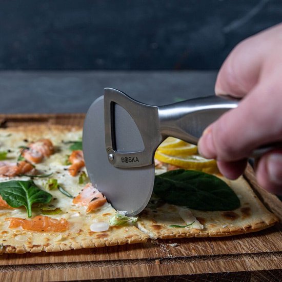 Boska Pizzaschneider Monaco+ - Pizzaroller - Edelstahl - Ergonomischer Pizzaschneider - Geschenkbox - Geschenkideen für Männer - Küchenutensilien - Küchenzubehör - Lebenslange Garantie