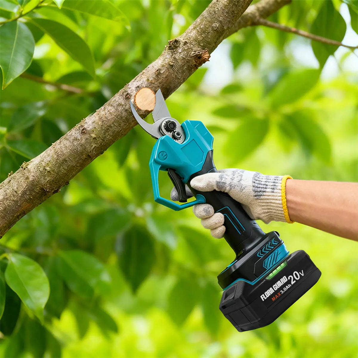 Flora Guard Kabellose elektrische Astschere 35 mm – 2 × 3000-mAh-Akkus – Leistungsstarke Gartenschere für dicke Äste und Bäume