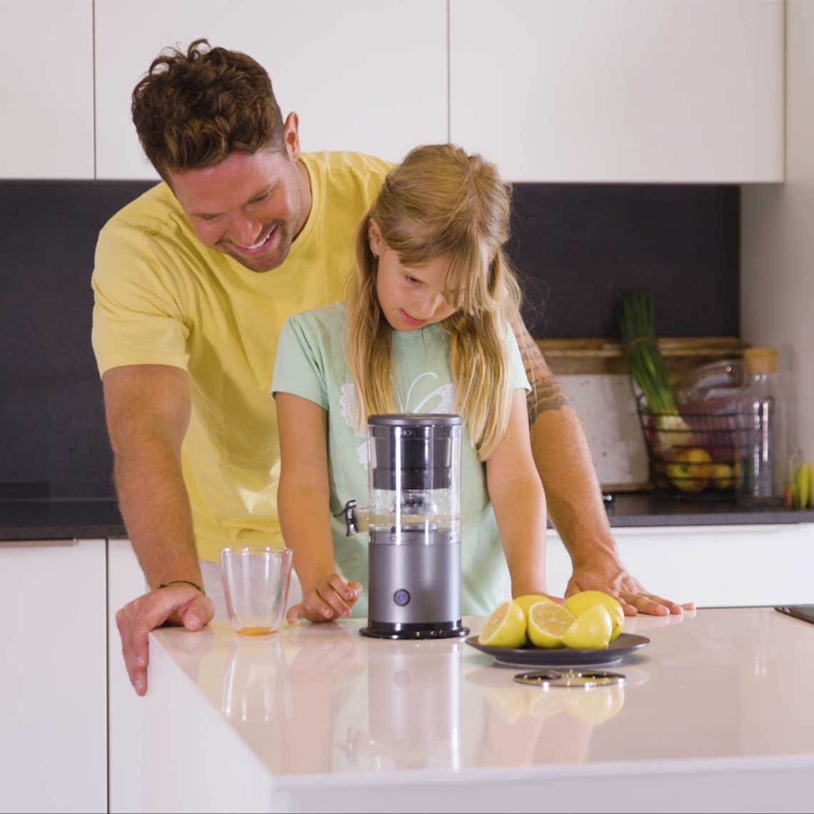 Livington JuiceBoost Kabelloser Entsafter – inklusive Rezeptbuch – kompakt und leicht – vitaminschonende Saftzubereitung