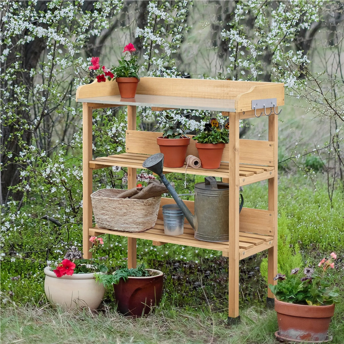 Gartentisch für den Außenbereich mit verzinkter Arbeitsplatte, 3 Regalböden und 3 Haken, in Holzoptik