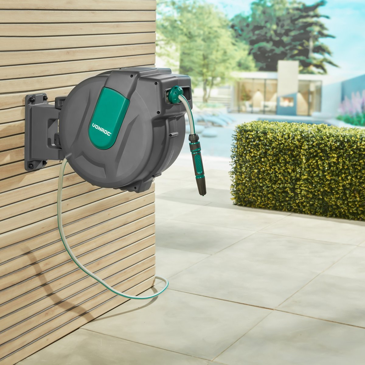 VONROC Wand-Schlauchbox - Inkl. 35m Gartenschlauch, Verbindungsschlauch, Tülle, Kupplungen & Wasserhahnanschluss - Automatisches Aufrollsystem