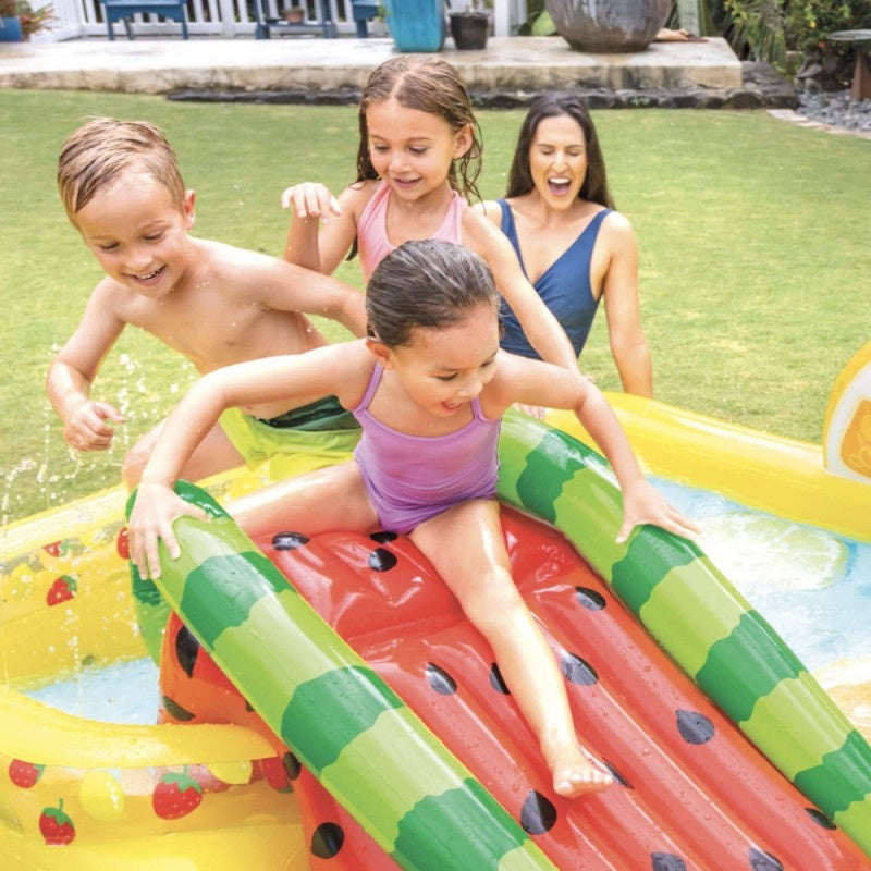 Intex Aufblasbarer Kinderpool - mit Rutsche - Obst - 244 x 191 x 91 cm + + INCL. Free And Easy Schwimmbadfliesen Schaumstoff Blau 9 Stück