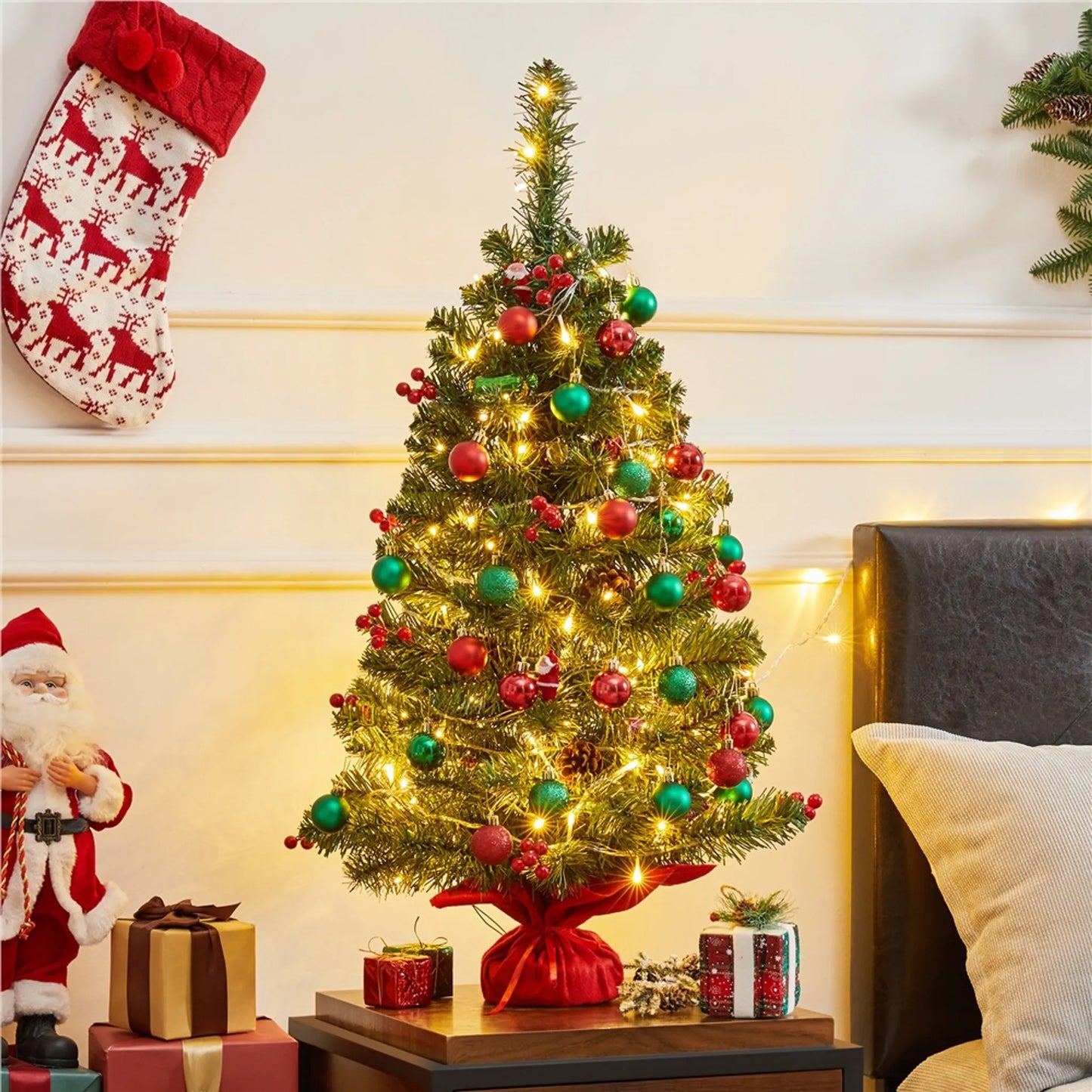 Yaheetech Tisch-Weihnachtsbaum mit Lichtern - 48 x 48 x 90 cm - Ausgestattet mit 50 LED-Lichtern und 60 roten Beeren und Betonsockel mit rotem Tuch - Für Sideboard und Büro - Grünes PVC und Beton