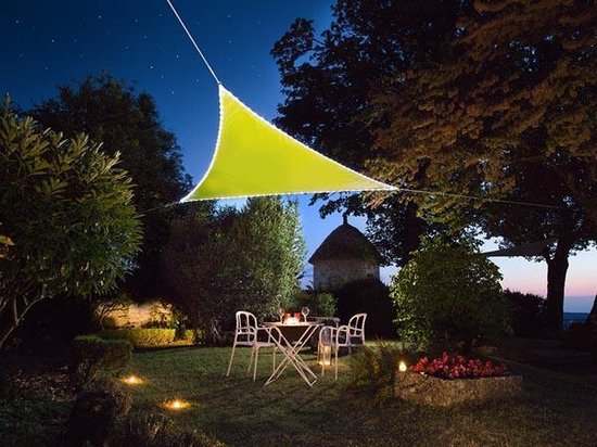 Perel-Sonnenschutz mit 107 LEDs, wasserabweisend, 3,6 x 3,6 x 3,6 m, 160 g/m², IP44, solarbetrieben, Polyester, dreieckig, limettengrün