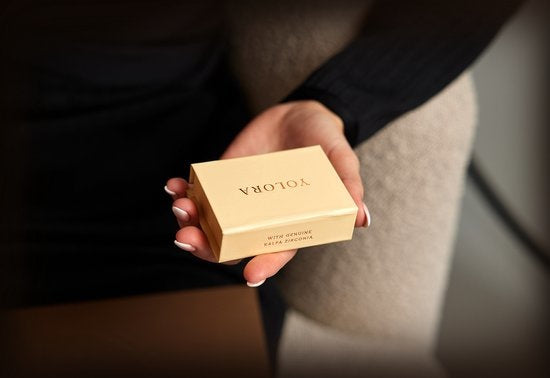 Yolora Damen Ohrringe mit runden Kalpa Camaka Kristallen - Farbe Silber - 18K Weißgold vergoldet