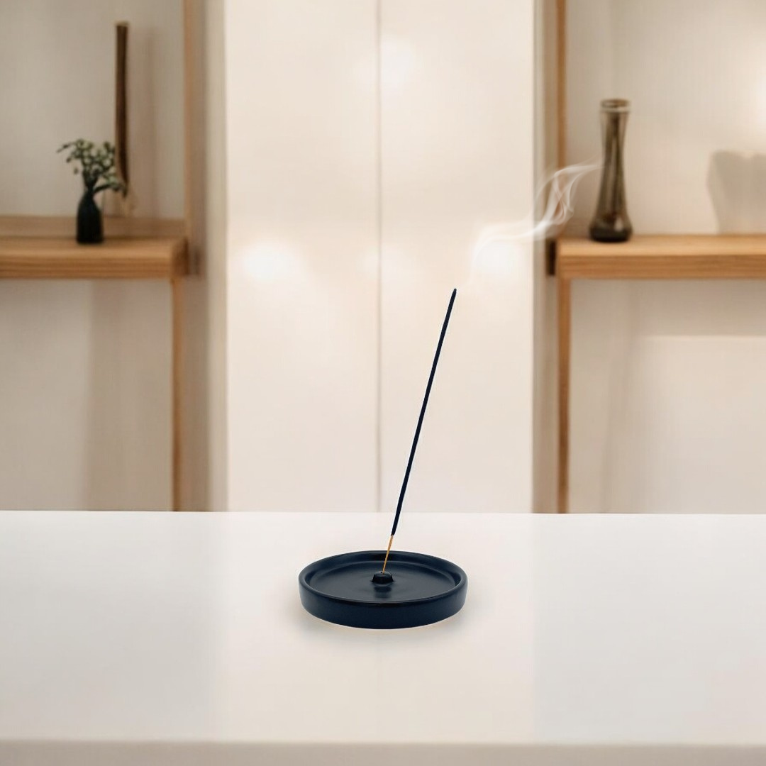 A Sunny Day Räucherstäbchenhalter aus Keramik – Schwarz – Rund – Ø 13 cm