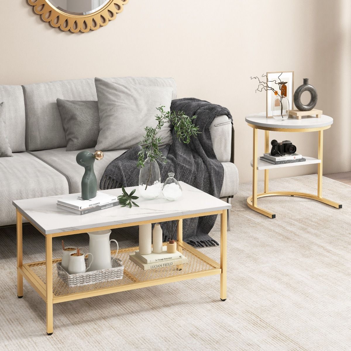 Coast Set aus 2 Beistelltischen – Tischplatte in Marmoroptik – Goldfarbenes Metallgestell – Rund und rechteckig