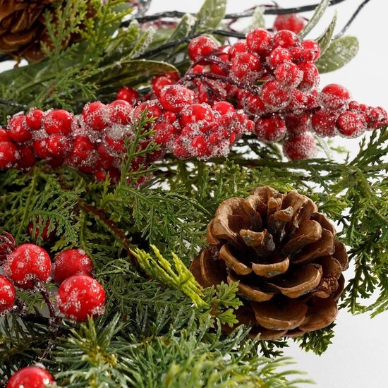 Mica Decorations Randell Weihnachtskranz – Weihnachtsdekoration mit Schneeeffekt – Einfach aufzuhängender Türkranz – Dekoration mit Beeren und Tannenzapfen – Ø 50 cm – Rot