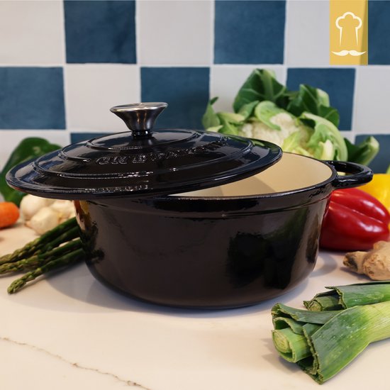 Chefarone-Gusseisenpfanne 4,7 l – PFAS-frei – Bratpfanne inklusive Deckel – Kochgeschirr für alle Wärmequellen – Kochtopf Ø 26 cm – schwarz emailliert – Geschenk für Frauen