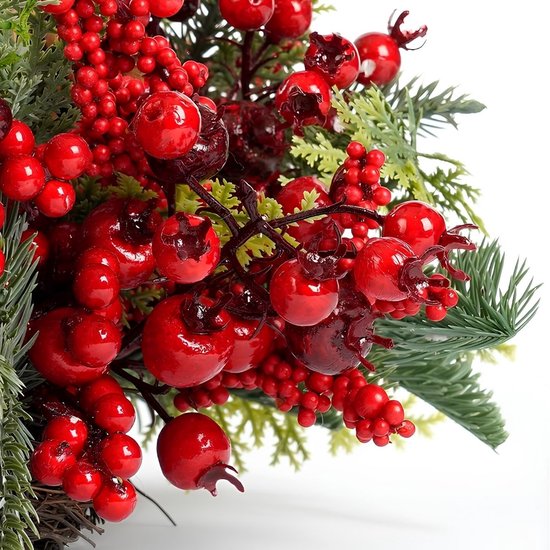 Mica Decorations Norah Weihnachtsdekoration – Weihnachtskranz mit Tannenzapfen und roten Beeren – Türkranz für den Flur, die Haustür oder das Fenster – Klassische Weihnachtsdekoration – H 11 x Ø 40 cm – Rot