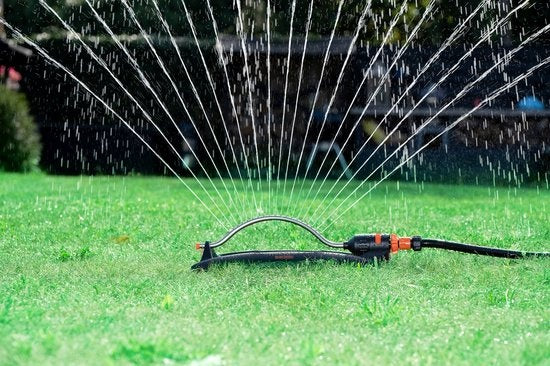 BLACK+DECKER Rasensprenger - 19 Löcher - 58.5 x 19.5 x 10.5 CM - Schwingender Gartenregner - Schwarz/Orange