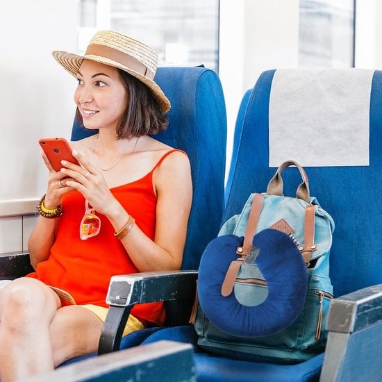 TRVLMORE Nackenkissen - Für Zuhause und Reisen - Mikroperlen Reisekissen - Flugzeug - Ultimativer Komfort - Dunkelblau
