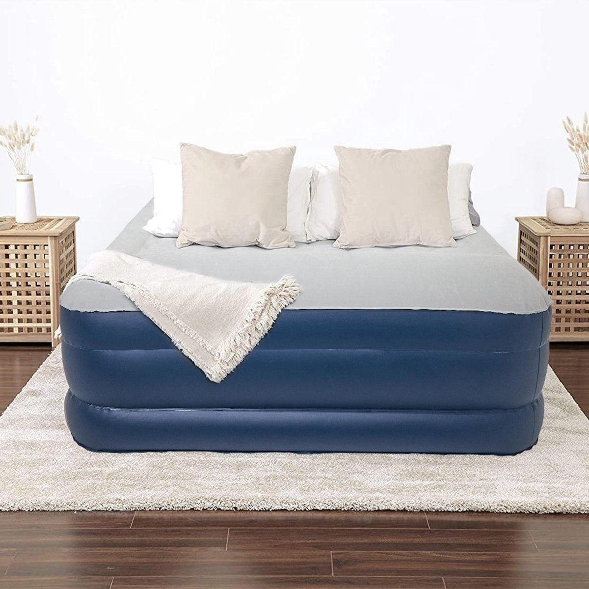 LifeGoods Luftmatratze für 2 Personen - integrierte Pumpe - inkl. Tragetasche und Reparaturset - Blau