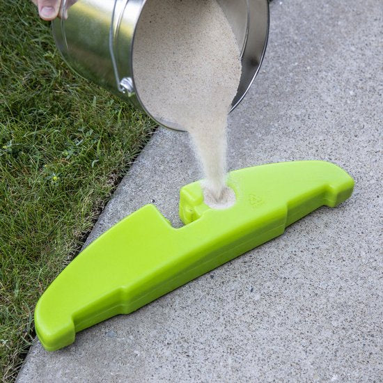Victor Veilig mit roter Warnflagge – Verkehrspate / Verkehrspuppe in fluoreszierendem Grün – Achtung, spielende Kinder! Warnschild „Kid Alert“